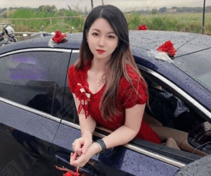 Phù dâu quá xinh đẹp, mặc váy đỏ bị nhầm thành cô dâu, suýt vào thành thân với chú rể