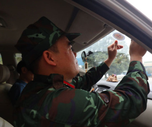 Xe mới 'đắp chiếu' chờ tem đăng kiểm: Cũ, mới như nhau, ai cũng phải xếp hàng