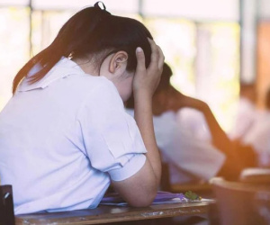 Bác sĩ ngã ngửa vì nữ sinh lớp 12 quan hệ với 4 bạn trai, ngây thơ tránh thai, HIV bằng... niềm tin