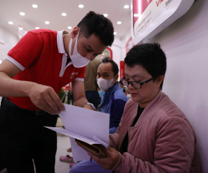 Chen chân làm thủ tục chuẩn hóa thông tin thuê bao di động trước giờ G