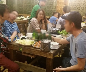 Được mời đi ăn ra mắt người yêu, nam thanh niên tức bốc khói khi chưa được miếng nào đã bị ăn chửi vì tội 'làm bọn tao cãi nhau'