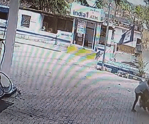 Xe máy tự vút ga rồi húc thẳng vào cây ATM vì lỗi ngớ ngẩn