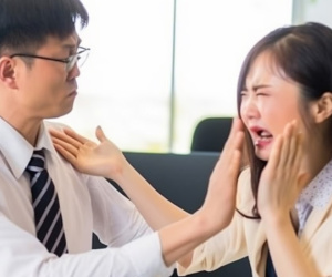Công ty yêu cầu nhân viên tát vào mặt đồng nghiệp để giúp lấy động lực làm việc