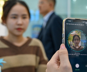 Chen chân làm thủ tục chuẩn hóa thông tin thuê bao di động trước giờ G