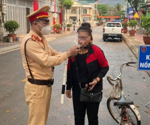 Cảnh sát giao thông xử phạt người phụ nữ đi xe đạp vi phạm nồng độ cồn