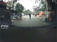 Clip: Thanh niên ăn vạ một cách trắng trợn giữa ban ngày khiến nhiều người bức xúc