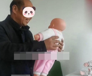 Con dâu sắp sinh, bố chồng liền đăng ký khóa học bảo mẫu vì sợ không được bế cháu