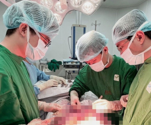 Cứu sống người đàn ông bị đâm 5 vết dao thấu bụng và ngực