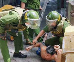 Cảnh sát 113 khống chế thanh niên đâm cha ruột trọng thương