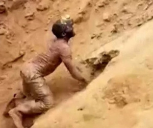 Khoảnh khắc diệu kì: Người đàn ông không quản hiểm nguy, dùng tay không cứu 9 thợ mỏ mắc kẹt