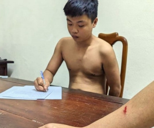 Cầm rựa rượt hàng xóm, dùng xà beng tấn công Công an