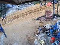 Mâu thuẫn khi đi đường, người đàn ông lái ôtô tông thẳng vào hai thanh thanh niên đi xe máy