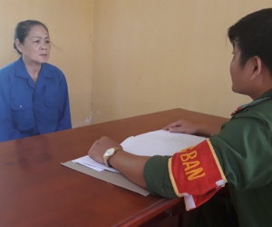 Bà lão U70 mang 9 tiền án tiếp tục bị bắt vì giật tiền ở tiệm vàng