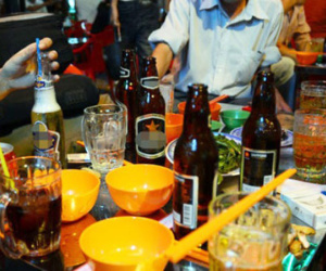Chồng đi nhậu say khướt tối muộn mới về, sáng hôm sau chỉ làm một việc mà vợ đăng bài khen nức nở, đồng ý cho nhậu tiếp