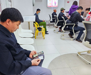 Người dùng di động hối hả chuẩn hóa thông tin thuê bao trước 'giờ G'