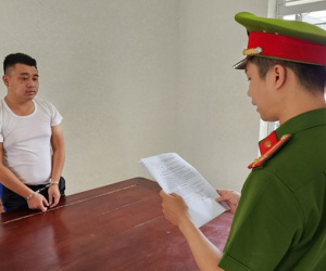 Bắt khẩn cấp đối tượng giả dạng công an để nhận "chạy án"