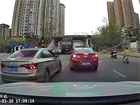 Kinh hoàng xe tải mất lái tông hàng loạt xe con trên đường