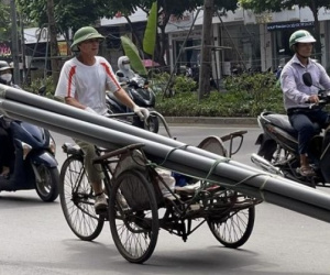 Cận cảnh 'hung thần' nghênh ngang giữa phố phường Hà Nội