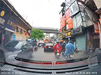 Ngỡ ngàng với pha ngã lộn nhào của thanh niên trên xe máy dù đi với tốc độ chậm