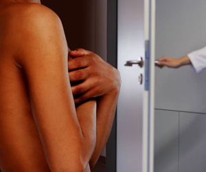 Để bác sĩ vào phòng khám lúc bệnh nhân vẫn khỏa thân, bệnh viện chỉ muốn xin lỗi 'riêng tư'