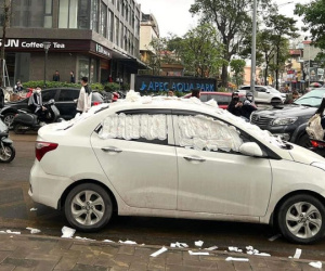 Ô tô bị dán kín băng vệ sinh khi đỗ trên đường ở Bắc Giang