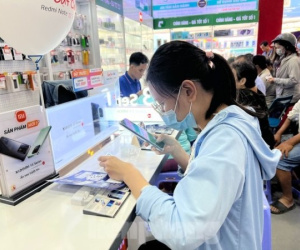 Ngày đầu khóa 1 chiều thuê bao, điểm giao dịch của nhà mạng đông nghịt khách