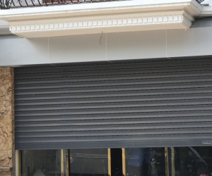Bé trai 11 tuổi bị cửa cuốn đè tử vong ở Quảng Ninh