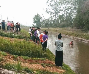 Chở nhau đi chơi bằng xe đạp, chị và em rơi xuống kênh tử vong