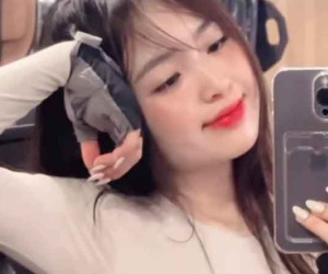 'Đứng hình' với màn khoe nách của nữ thần răng khểnh có nụ cười mê đắm lòng người