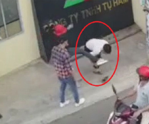 CLIP: Nam bảo vệ ở Bình Dương gục xuống sau cú đá vào mặt