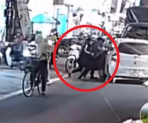 Video: Ô tô con đối đầu xe tải, 2 tài xế bỏ xe lao vào 'đấu võ' trên phố ùn tắc