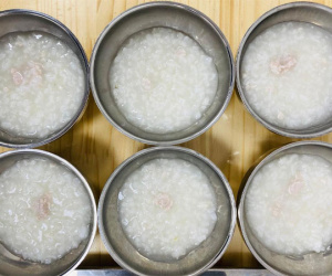 Đóng 70 nghìn/ngày, phụ huynh ứa nước mắt nhìn bữa ăn của con