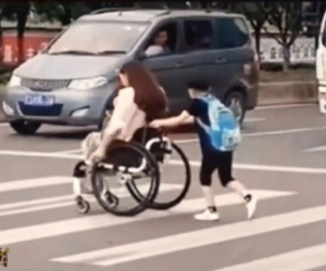 Cậu bé đẩy xe lăn đưa mẹ qua đường, cúi người 90 độ cảm ơn từng tài xế nhường đường khiến CĐM xúc động