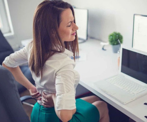 5 sai lầm dân văn phòng thường mắc phải dẫn đến đau lưng