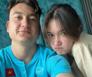 Xuất hiện cô gái lai Tây diện áo dài xinh đẹp, 16 tuổi cao gần 1m8, thân thiết với dàn cầu thủ nổi nhất Việt Nam
