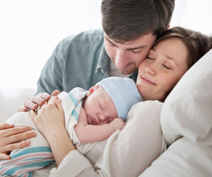 Đề xuất vợ sinh con, chồng được nghỉ làm 1 tháng