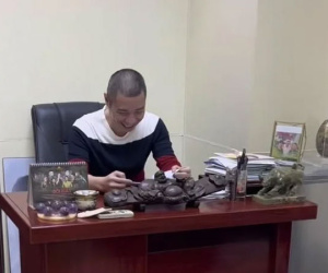 NSND Công Lý trở lại cơ quan làm việc sau thời gian dài dưỡng bệnh, được bà xã chăm chỉ đưa đón mỗi ngày