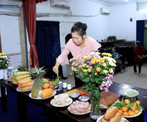 Ấm lòng khoảnh khắc NSND Hồng Vân chuẩn bị đầy đủ mâm cúng, làm lễ giỗ cho Mai Phương – Anh Vũ