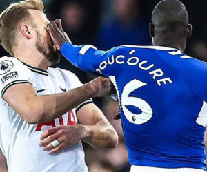 Tottenham đánh rơi chiến thắng trong trận cầu có 2 thẻ đỏ