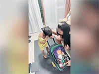 Mẹ cùng chị gái loay hoay giải cứu cậu bé bị kẹt đầu mãi không xong và cách xử lý của ông bố khiến tất cả kinh ngạc