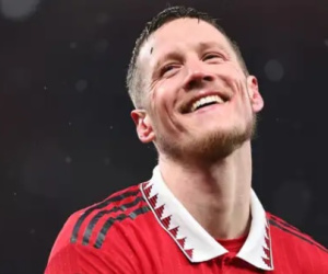Cựu huyền thoại MU khen 'chân gỗ' Weghorst, chê khéo CR7