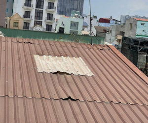 Thông tin mới nhất vụ 'tình địch' rơi từ mái tôn tử vong