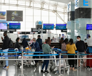 Nam hành khách nước ngoài rơi từ tầng 3 sân bay Nội Bài xuống đất