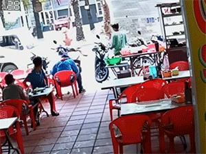 Người đàn ông vô tình điều khiển xe máy lao thẳng vào quán cà phê