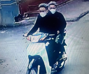 Công bố hình ảnh, truy tìm 2 thanh niên dí dao cướp tài sản ở Hà Nội