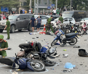 Hà Nội: Xe 'điên' đâm liên hoàn tại ngã tư, nhiều người bị thương