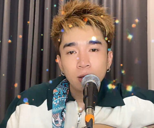 Ca sĩ Chi Dân khóc, xin lỗi vì 'sống không đúng với nghề nghiệp'