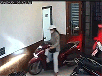 Chưa hết 'sốc' vụ tên biến thái vào nhà trọ sàm sỡ cô gái ở Hà Nội, dân mạng tiếp tục tung thêm đoạn clip vụ quấy rối khác với nhiều đặc điểm tương tự