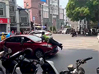 Tài xế taxi dũng cảm chặn đầu xe con đang chống đối lực lượng cảnh sát ở Trung Quốc