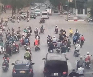 Clip: Kinh hoàng khoảnh khắc ô tô 'điên' lao thẳng vào dòng phương tiện tại ngã tư Xuân La - Võ Chí Công